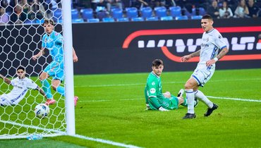 Полузащитник «Зенита» Андрей Мостовой забивает гол «Динамо» в матче 13-го тура РПЛ (2:1) 26 октября.