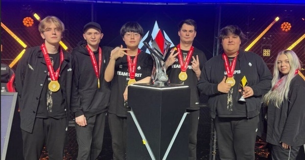 Команда Team Spirit по MLBB после победы на Super Cup Invitational, который проходил в Шанхае.