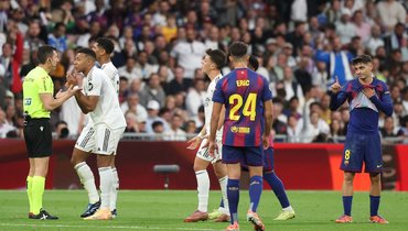 Нападающий «Реала» Килиан Мбаппе (слева) спорит с арбитром Сесаром Сото Градо.