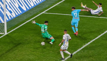 Полузащитник «Зенита» Андрей Мостовой (в синем) забивает гол в ворота «Динамо».