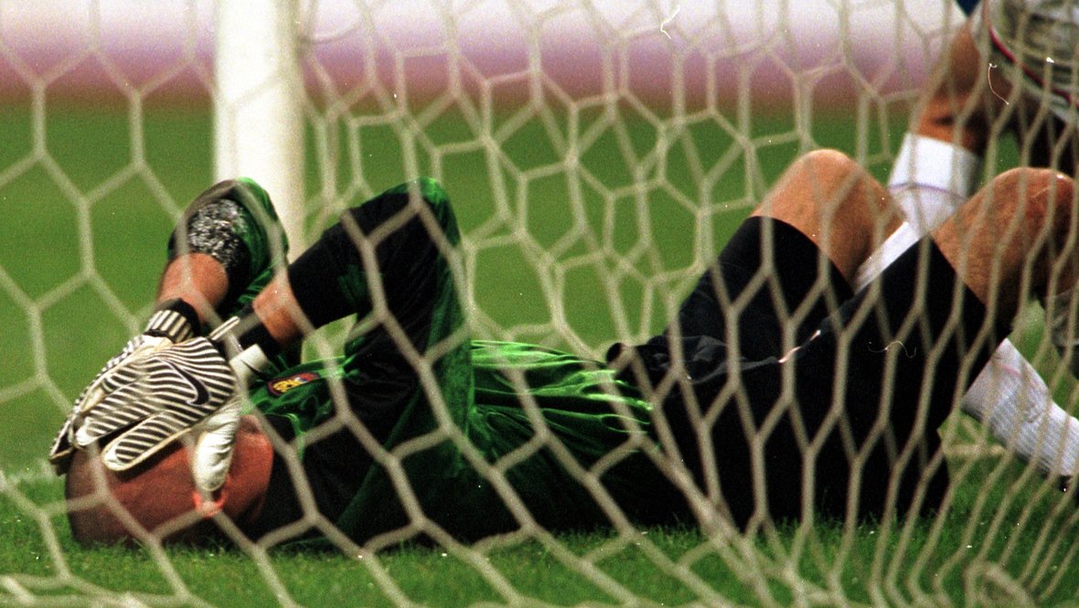 Вратарь сборной России Александр Филимонов после ошибки и пропущенного гола в матче с Украиной.