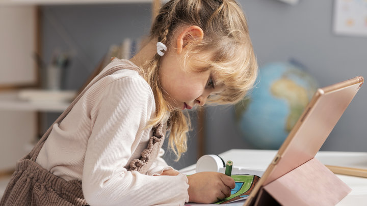 Девочка учится