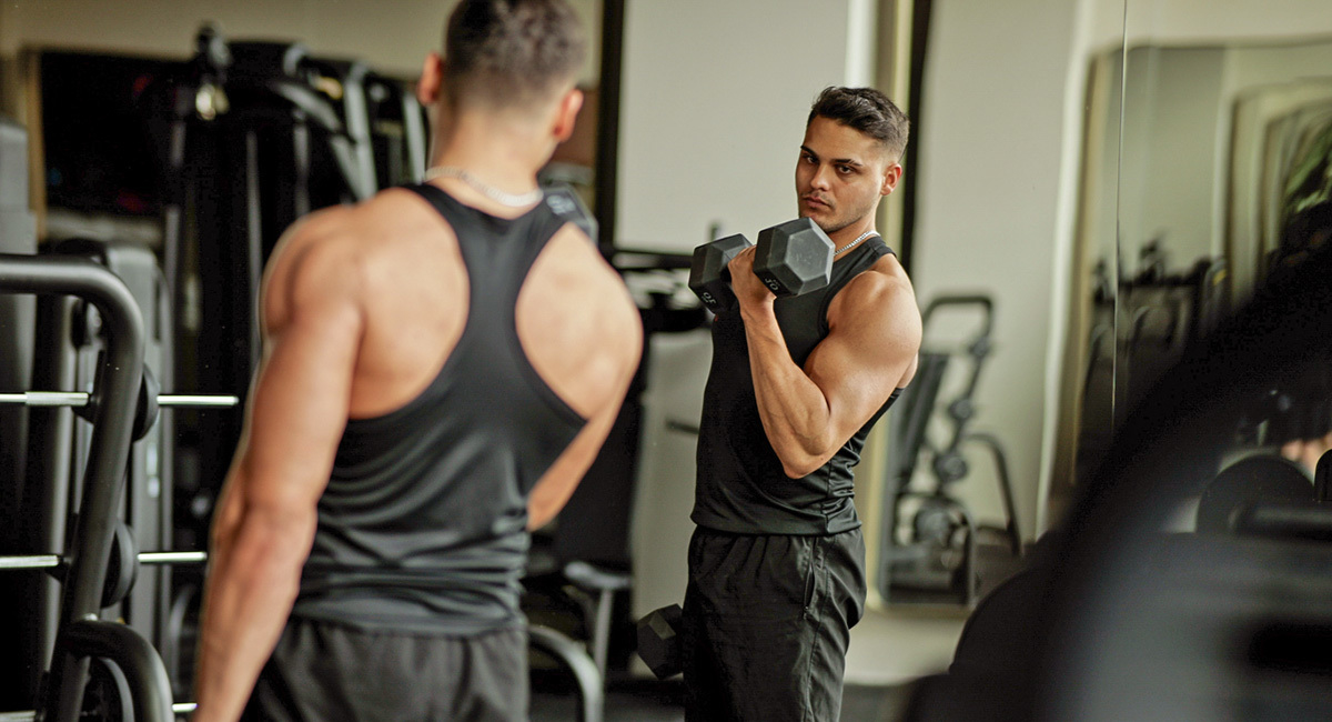 Мужчина у зеркала