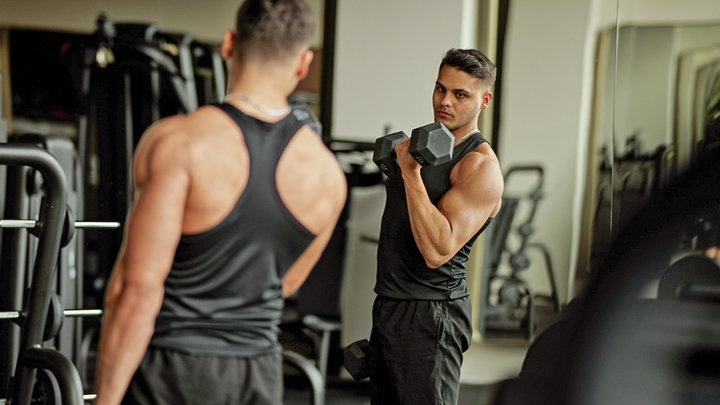 Мужчина у зеркала