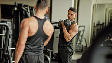 Мужчина у зеркала