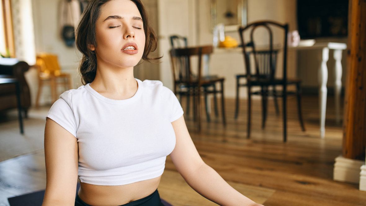 Девушка дышит