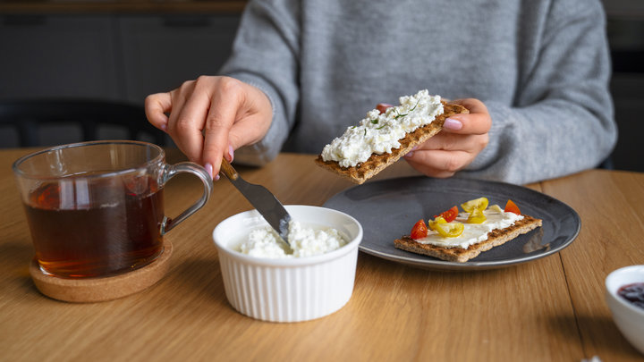 Девушка завтракает