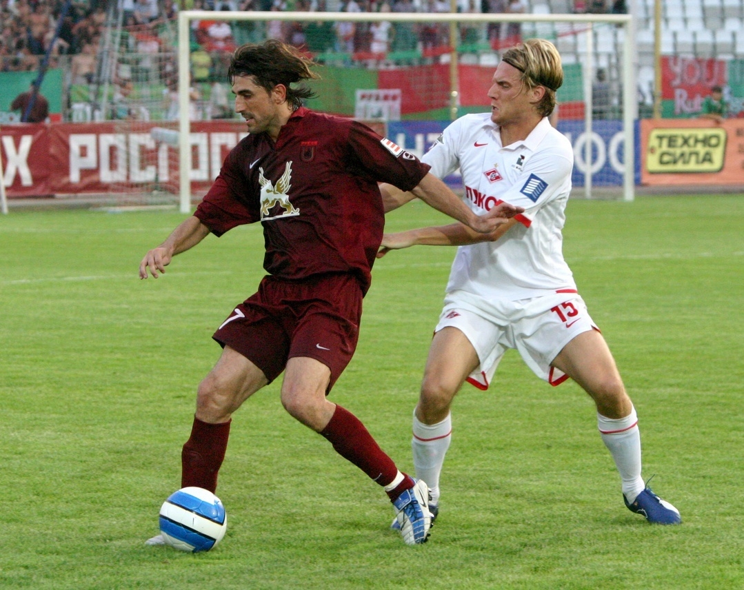 Велько Паунович (слева) в матче «Рубина» против «Спартака» в 2007 году.