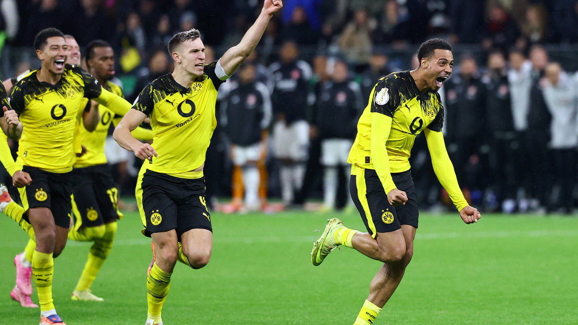 Футболисты дортмундской «Боруссии» празднуют победу над «Айнтрахтом» в Кубке Германии.