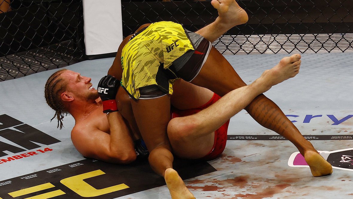 Александр Волков в поединке с Жаилтоном Алмейдой.