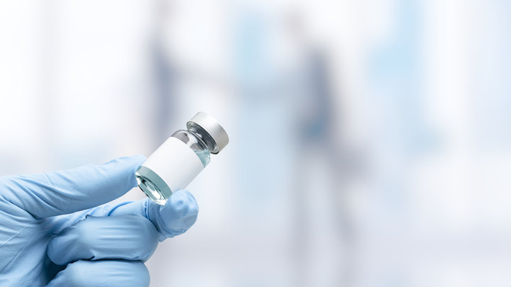 Вакцина в руках врача