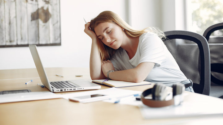 Девушка устала работать