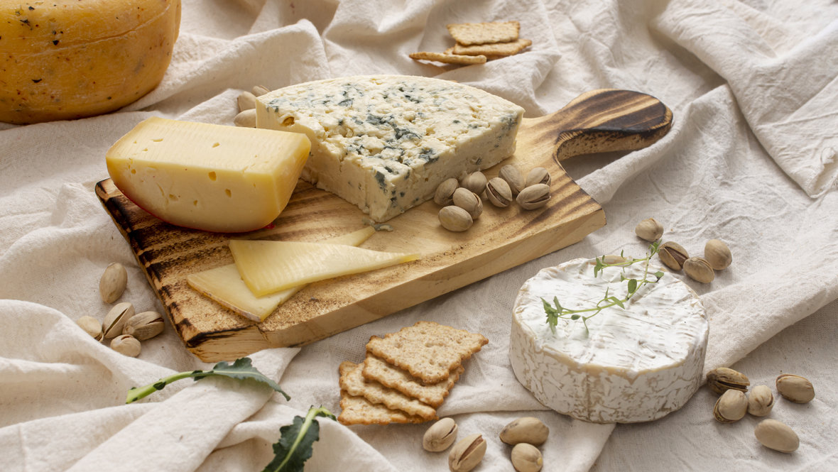 Сыр на столе