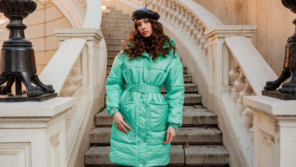 Девушка в модном пуховике