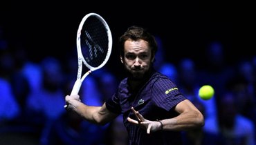 Медведев обыграл Сонего и пробился в 1/4 финала «мастерса» в Париже