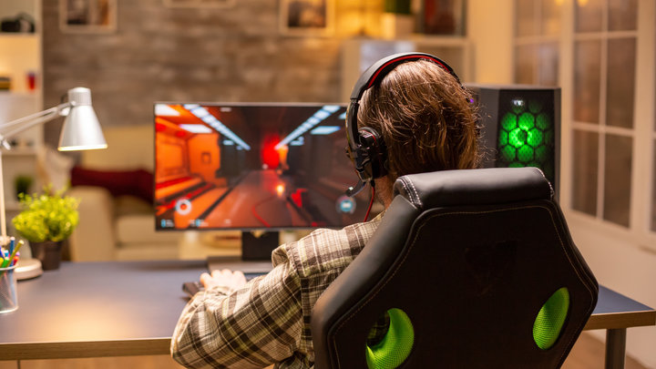 Парень играет в видеоигры