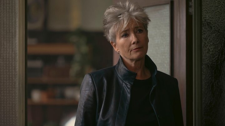 Кадр из сериала «Вниз по кладбищенской дороге», реж. Сэмюэл Донован, Боркур Сигторссон, Натали Бэйли, Apple TV+