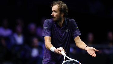 Новая драма Медведева: сорвал два матчбола и пропустил Зверева в полуфинал парижского «мастерса»