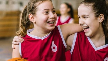 Девочки баскетболистки улыбаются