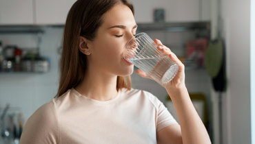 Девушка пьет воду