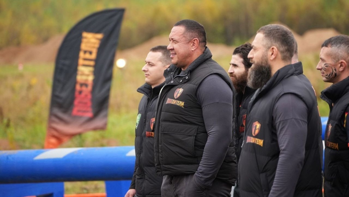 Михаил Кокляев (в центре) в шоу «Победители».