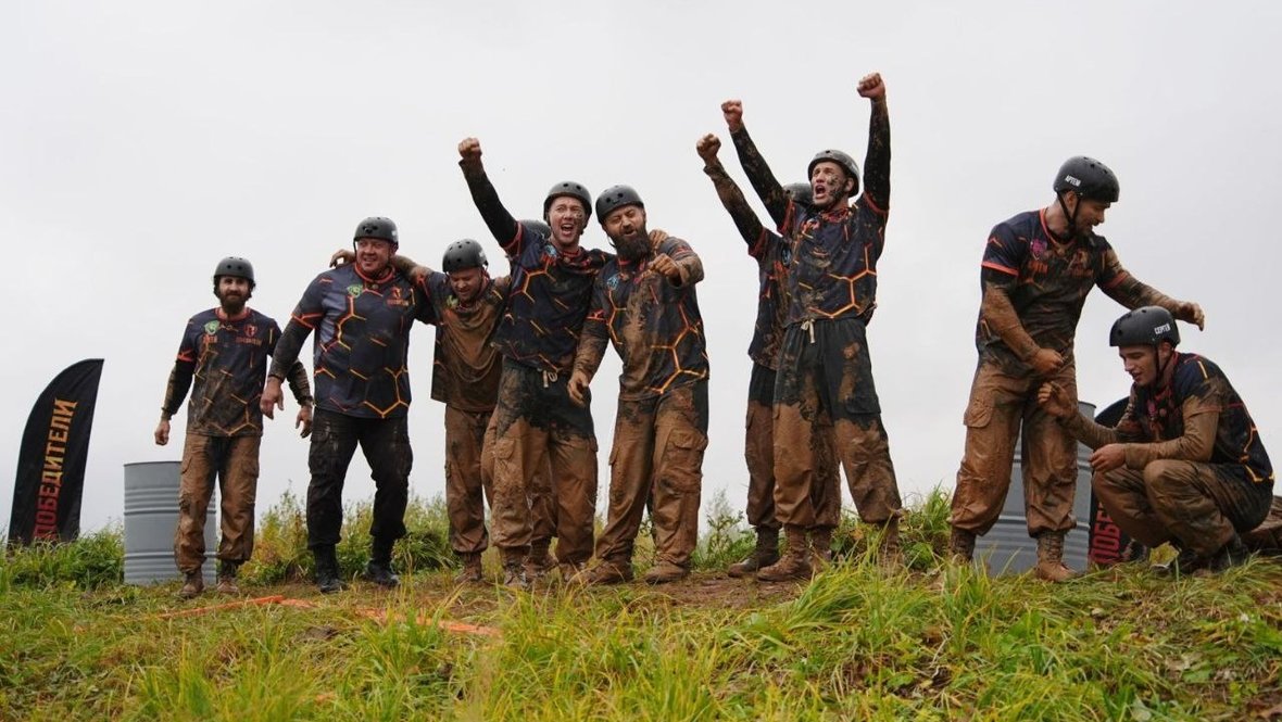 Михаил Кокляев (второй слева) в шоу «Победители».