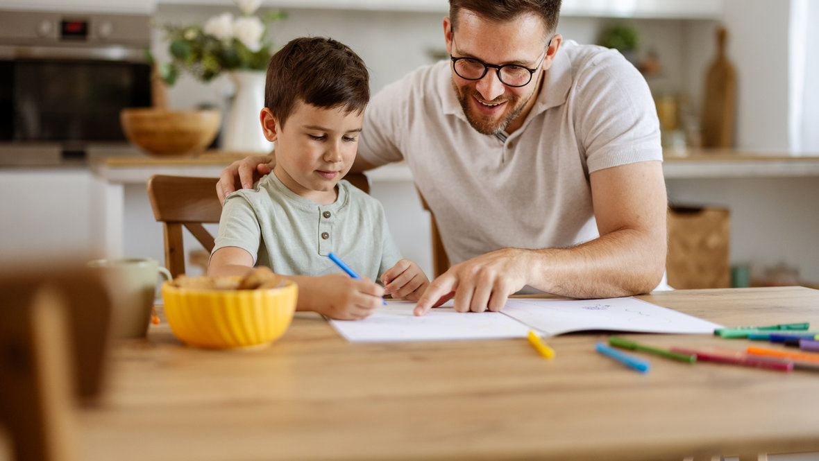 Отец и сын делают домашнее задание