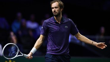 Медведев из-за травмы снялся с турнира в Метце