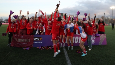 Футболистки «Спартака» празднуют победу в чемпионате России 2 ноября.