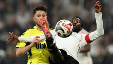 «Фенербахче» в большинстве отыгрался с 0:2 и победил «Бешикташ»