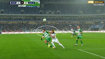 Лечи Садулаева рукой ударил Владислава Сауся по голове.