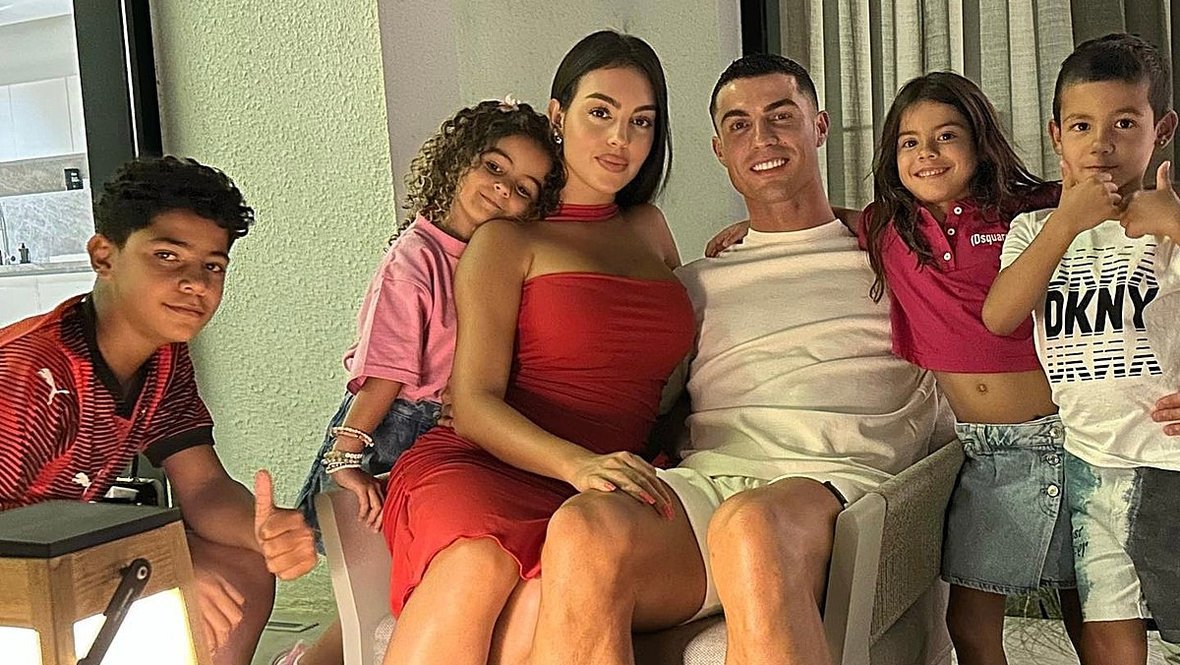 Криштиану Роналду с Джорджиной Родригес и детьми.