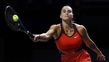 Соболенко в трех сетах обыграла Пегулу на групповом этапе Итогового турнира