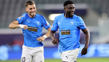 Футболисты «Пафоса» Влад Драгомир и Деррик Люккассен празднуют гол в ворота «Вильярреала».