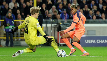 Полузащитник «Барселоны» Ламин Ямаль бьет по воротам «Брюгге».