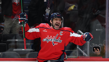 Александр Овечкин празднует 900-й гол в НХЛ в матче «Вашингтон» — «Сент-Луис» (6:1) 5 ноября в Вашингтоне.