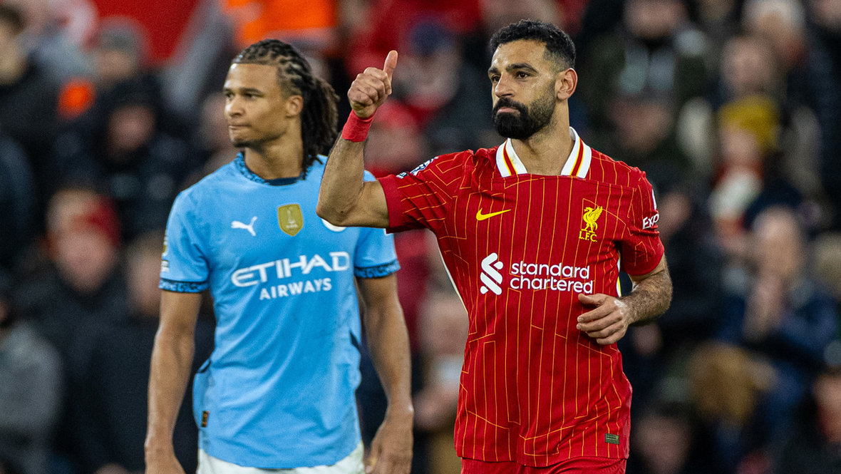 Натан Аке и Мохамед Салах в матче «Ливерпуль» — «Манчестер Сити».