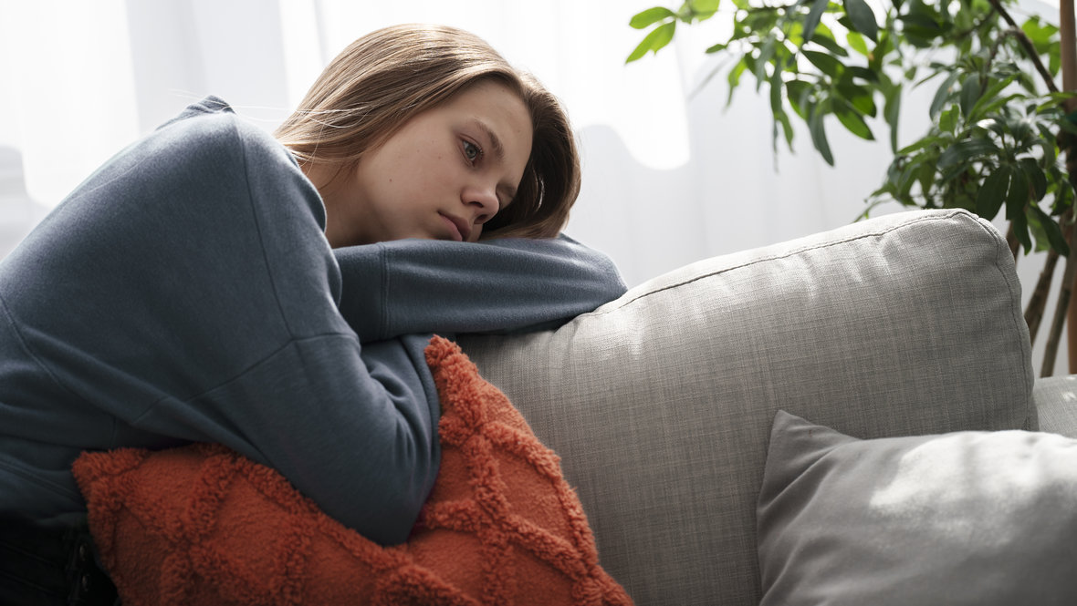 Девушка грустит