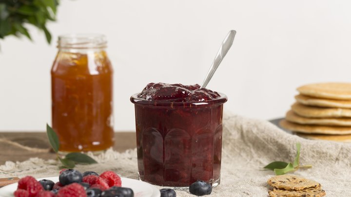 Джем и варенье на столе