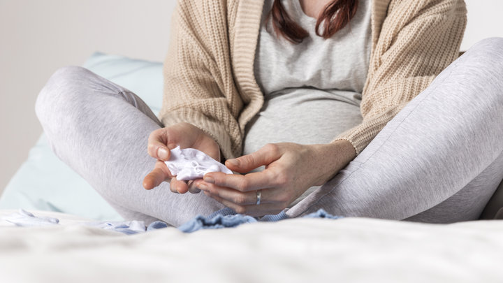 Беременная девушка болеет