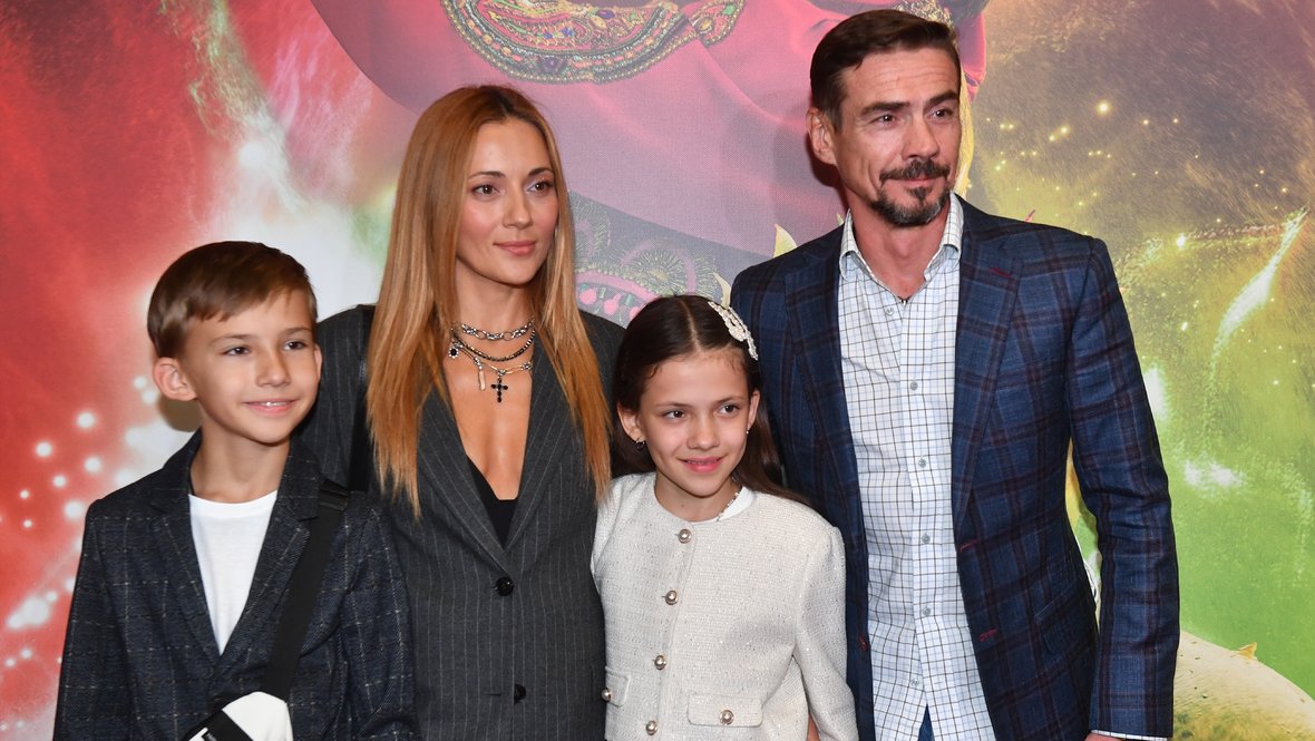 Денис Никифоров с женой Ириной и детьми.