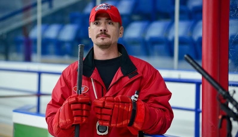 Денис Никифоров в роли Сергея Макеева.