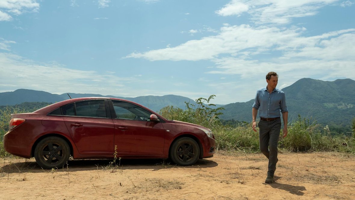 Кадр из сериала «Ночной администратор», реж. Джорджи Бэнкс-Дэвис, Prime Video