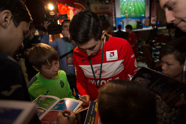 Сергей KEFIR Никифоров на турнире по FIFA.