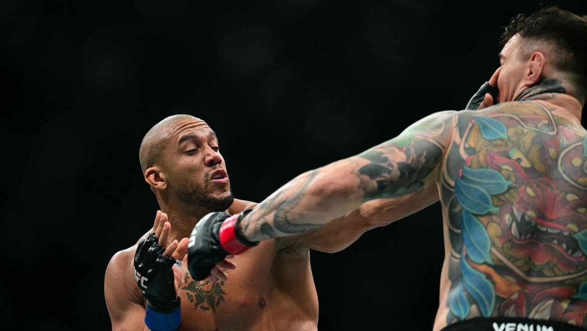 Сирил Ган в поединке с Томом Аспиналлом.