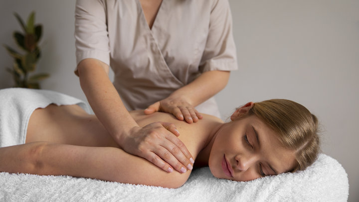 Девушка на сеансе массажа