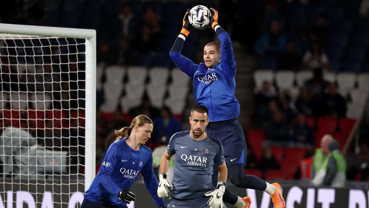 Тренировка Матвея Сафонова и Люки Шевалье перед матчем «ПСЖ».