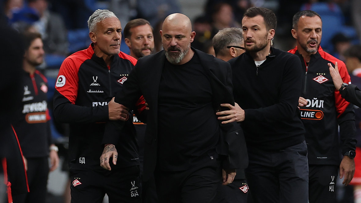 Деян Станкович (в центре).