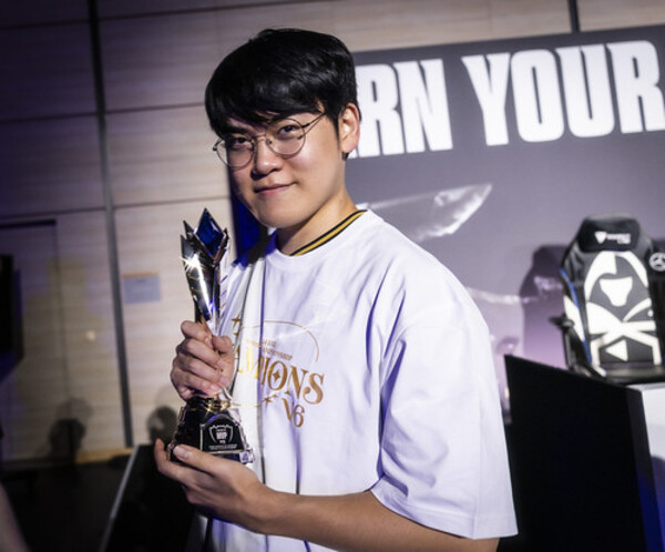 Ли Gumayusi Мин Хён с наградой лучшему игроку финала Worlds-2025.