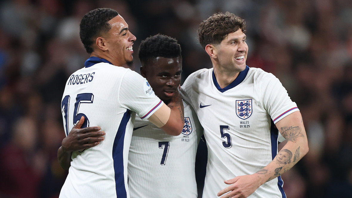 Морган Роджерс, Букайо Сака и Джон Стоунз (сборная Англии).